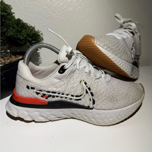 Nike White and Orange Running Shoes - Picture 3 of 8